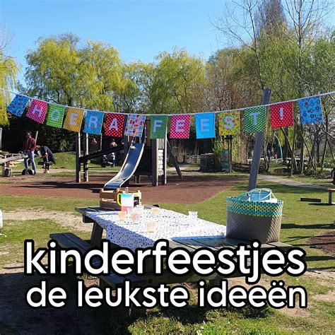 Decoratie van de grote zaal in Antoniushuis 'De Vinder' tijdens een kinderfeest, met pepernoten en drinken.