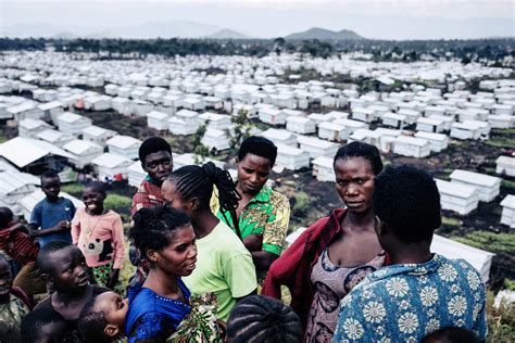 Kinderen in het vluchtelingenkamp Nakivale, mogelijk betrokken bij sportactiviteiten van NSA.