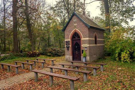 Foto van een kleine kapel, mogelijk de Boskapel, met een serene omgeving.