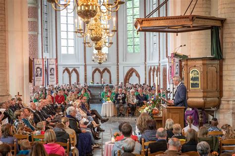 Foto van een kerkdienst met gemeenteleden, gericht op de sfeer van gemeenschap en aandacht.