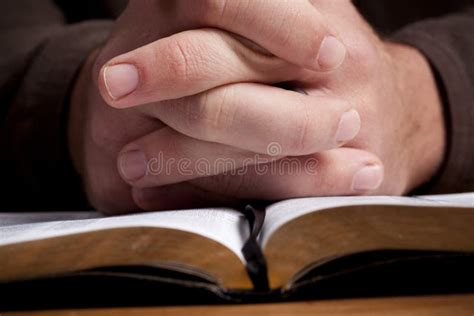 Illustratie van iemand die in stilte bidt met een bijbel