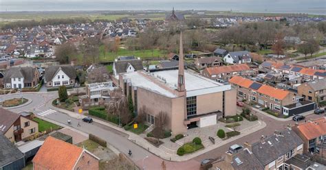 Illustratie van een kerk in een Welshe dorpskern, passend bij de setting van de serie.