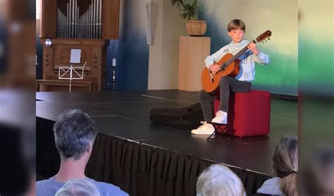 Jonge musici op een podium