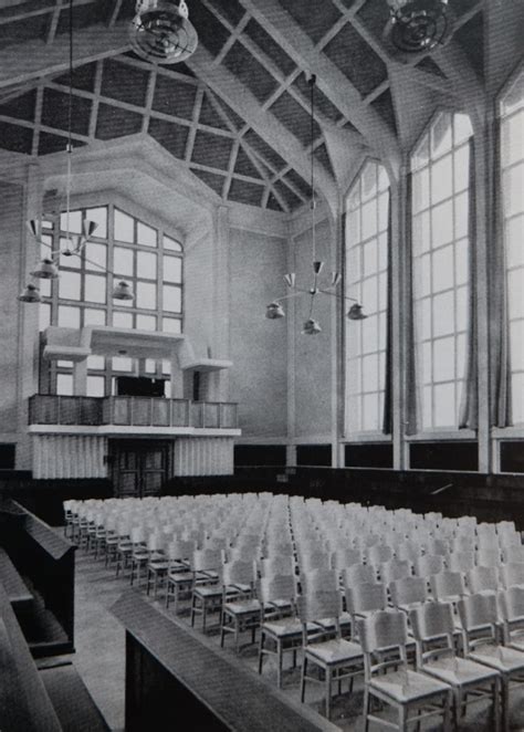 Interieur van de Doopsgezinde Kerk met focus op akoestiek