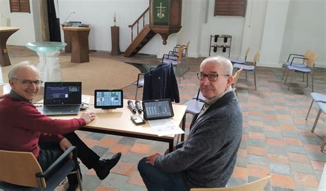 een groep kerkgangers die online een dienst volgt