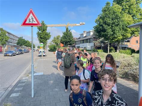 foto van de sloop van de Wilhelminaschool aan de Hagengracht, als achtergrond voor de groeiende kerk