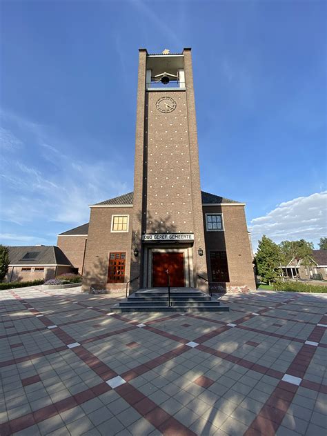 Exterieurfoto van de Jachin en Boaz kerk met de 38 meter hoge toren