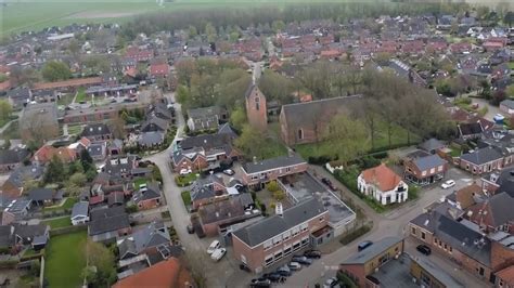 Historische illustratie of foto van de kerk van Baflo met de vrijstaande toren