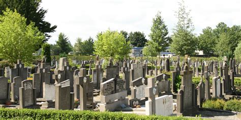 Overzicht van de Calvarieberg met grafmonumenten op het Oude Kerkhof