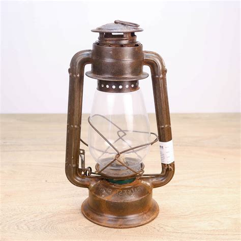 Logo van De Kandelaar met een vlam in een olielamp