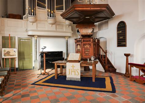 Interieur van het kerkje op de Heuvel in Kootwijk met zitplaatsen