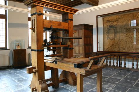 Afbeelding van een oude drukpers, symbool voor het vertaalproces.