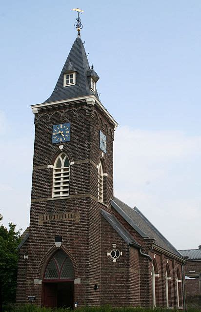 Architectuur van de Hervormde Kerk Eijsden met neogotische elementen en een toren.