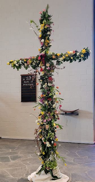 Een Paaskruis in een kerkinterieur, symbool van de veertigdagentijd