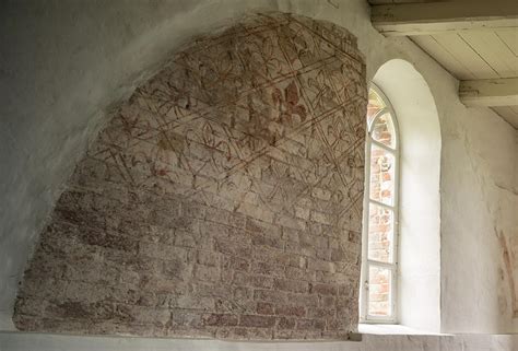 Detail van een wijdingskruisje in de kerkmuur