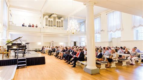 Illustratie van de monumentale begraafplaats van de Evangelische Broedergemeente Zeist met de kenmerkende grafstenen en lindebomen.