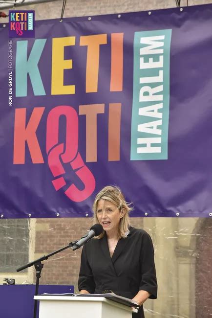 foto van een herdenkingsplaquette Keti Koti