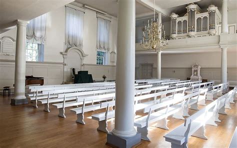 beeld van een kerk van de Evangelische Broedergemeente in Suriname