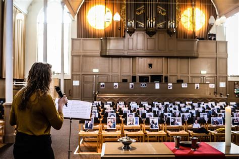 Interieur van de Herengrachtkerk met focus op de preekstoel en banken