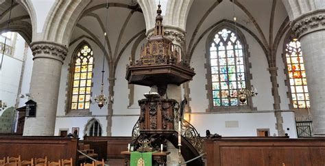 foto van een kerkgebouw met een preekstoel