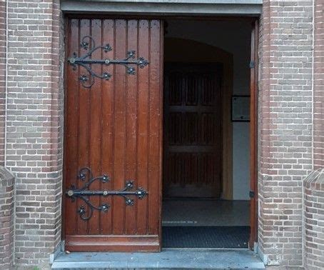 Symbolische afbeelding van een open kerkdeur met mensen die samenkomen