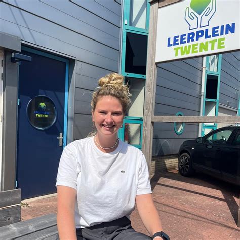 Interieurfoto van een leerplein met veel natuurlijk licht