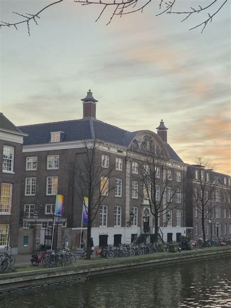 Foto van het Kerkelijk Bureau van de OGGiN met een bordje dat de ingang aangeeft