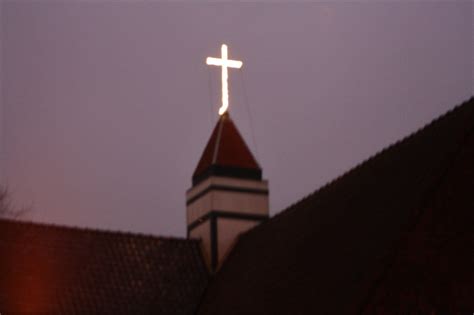 symbool van een verlicht kruis dat door een stad gedragen wordt