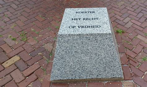 foto van de gedenksteen van het kerkelijk centrum