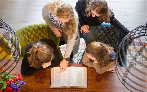 Een gezin dat samen de Bijbel leest op zondag.