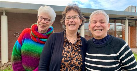 Illustratie van ouderlingen in een historische setting