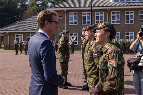 foto van een dominee in gesprek met militairen