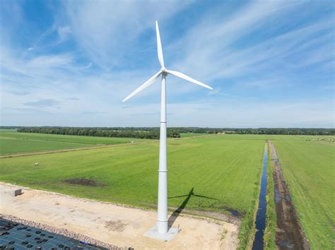 Foto van de windmolen of zonnepanelen op de basisschool in Reduzum, als symbool van duurzaamheid.