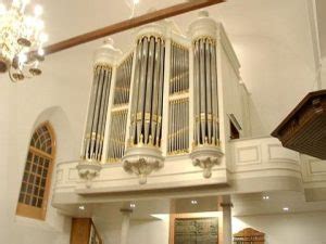Interieur van de Bethelkerk met een orgel en zitplaatsen voor de gemeente.