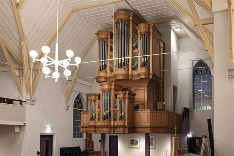 Foto van het interieur van de Immanuëlkerk met een orgel.