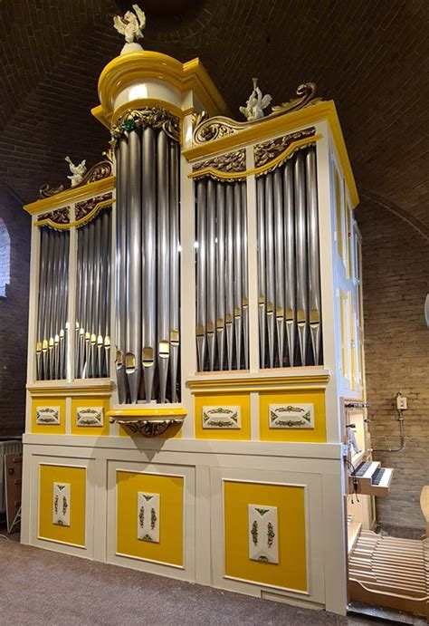 Illustratie van een orgel met de orgelkas en zichtbare pijpen aan de voorzijde.