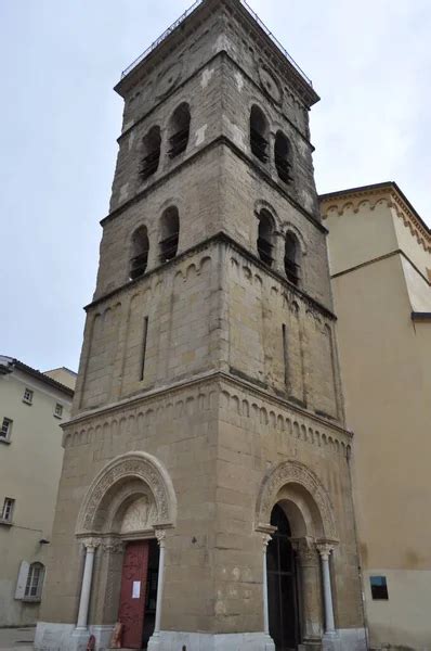 Detail van de Romaanse toren met tufstenen band