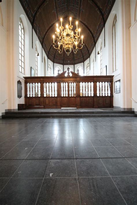 Koorhek van een kerk met een Tien Gebodenbord in plaats van een crucifix