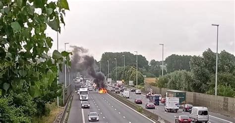 Verkeerschaos veroorzaakt door brandende hooibalen op de snelweg