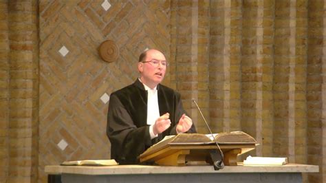 Illustratie van een kerkdienst met predikant en gemeente