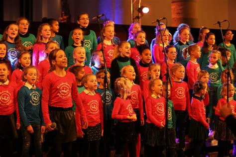 Foto van het kinderkoor CantaRellen tijdens een optreden