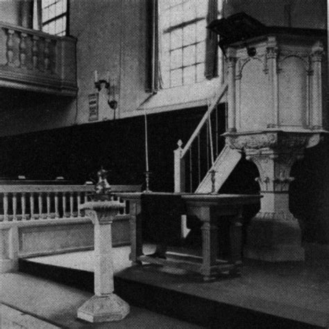 Interieur van kerkgebouw De Hoeksteen met een preekstoel en zitplaatsen voor de gemeente.