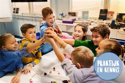 Een groepje jonge kinderen dat speelsgewijs kennismaakt met het geloof tijdens de oppasdienst.