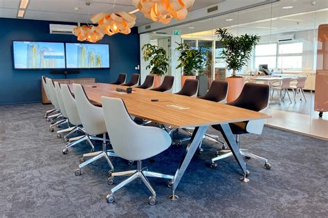 Een opstelling met een camera en beamerscherm in een kerkelijke setting.