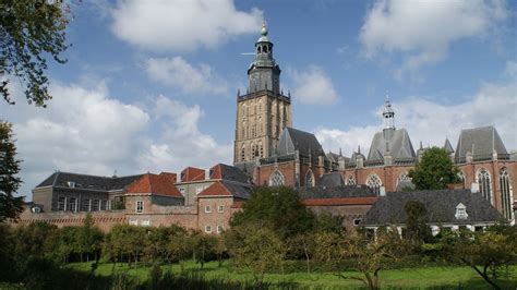 Interieur van de Sint Walburgiskerk met de kettingbibliotheek
