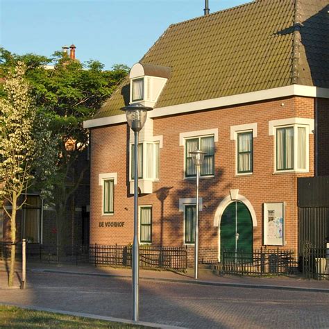foto van de buitenkant van kerkgebouw De Voorhof in Franeker