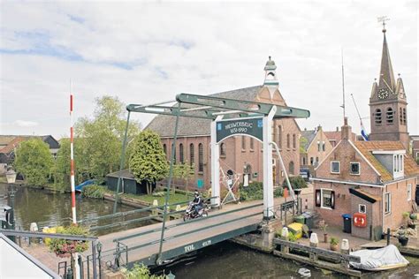 de Eeuwfeesttoren naast de tolbrug