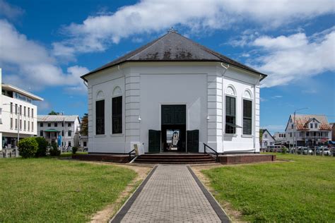 Historische Lutherse Kerk aan de Waterkant in Paramaribo, Suriname