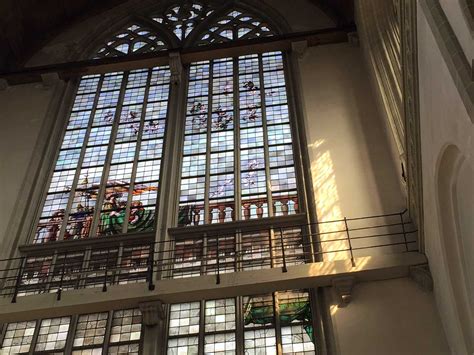 Impressie van het nieuwe kerkgebouw met glas-in-loodraam