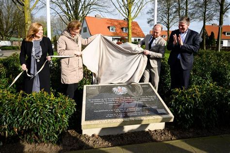 Foto van de onthulling van de gedenksteen bij de opening